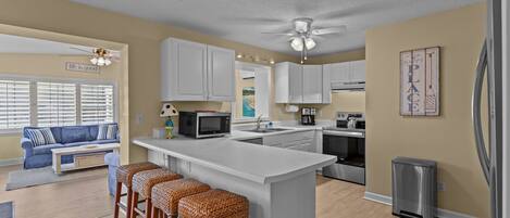 Jääkaappi, mikroaaltouuni, uuni, liesi