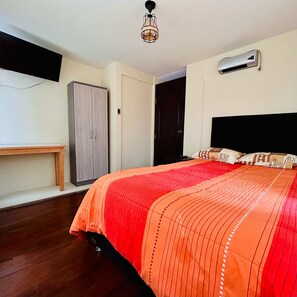 デスク、アイロン / アイロン台、WiFi (無料)