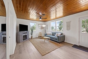 Smart-tv, een open haard en tafelvoetbal