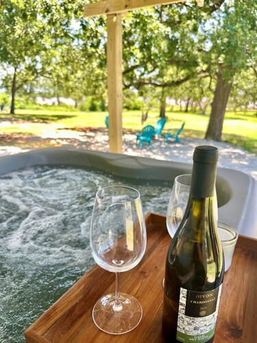 Whispering Oak Cabin- LAKEFRONT getaway with a Jacuzzi in Texoma Shores Resort
