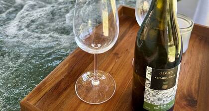 Whispering Oak Cabin- LAKEFRONT getaway with a Jacuzzi in Texoma Shores Resort