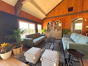 Smart TV, chimenea y futbolito