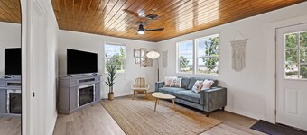 Golden Pine - LAKEFRONT getaway Cabin with a Jacuzzi in Texoma Shores Resort