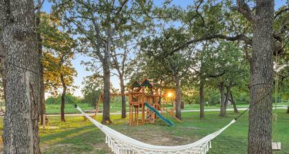 Golden Pine - LAKEFRONT getaway Cabin with a Jacuzzi in Texoma Shores Resort