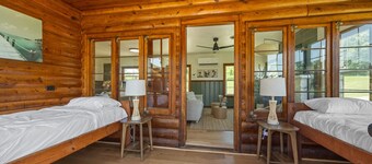 Willow Heaven- LAKEFRONT Cabin getaway with a Jacuzzi in Texoma Shores Resort
