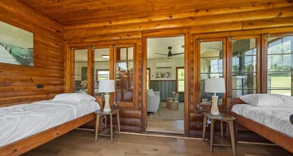 Peaceful LAKEFRONT Cabin getaway with a private Jacuzzi in Texoma Shores Resort