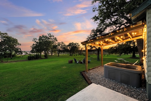 Willow Heaven- LAKEFRONT Cabin getaway with a Jacuzzi in Texoma Shores Resort
