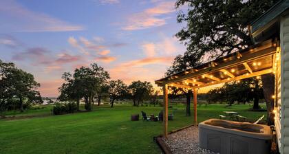 Willow Heaven- LAKEFRONT Cabin getaway with a Jacuzzi in Texoma Shores Resort