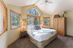 4 bedrooms, iron/ironing board, WiFi, bed sheets - 7 Vine Maple - Sunriver Escape! Golf Course Views, Hot Tub, Game Room and 3 - Master Suites (Sunriver)