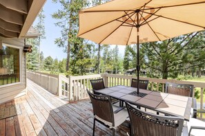 Outdoor dining - 7 Vine Maple - Sunriver Escape! Golf Course Views, Hot Tub, Game Room and 3 - Master Suites (Sunriver)