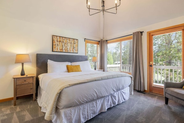 4 habitaciones, tabla de planchar con plancha, wifi y ropa de cama
