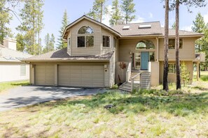 Exterior - 7 Vine Maple - Sunriver Escape! Golf Course Views, Hot Tub, Game Room and 3 - Master Suites (Sunriver)
