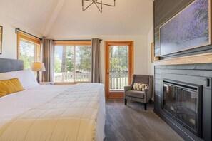 4 bedrooms, iron/ironing board, WiFi, bed sheets - 7 Vine Maple - Sunriver Escape! Golf Course Views, Hot Tub, Game Room and 3 - Master Suites (Sunriver)