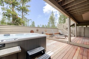 Terrace/patio - 7 Vine Maple - Sunriver Escape! Golf Course Views, Hot Tub, Game Room and 3 - Master Suites (Sunriver)