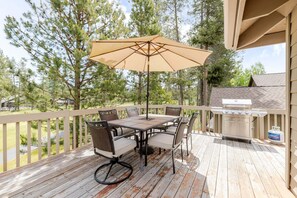 Outdoor dining - 7 Vine Maple - Sunriver Escape! Golf Course Views, Hot Tub, Game Room and 3 - Master Suites (Sunriver)