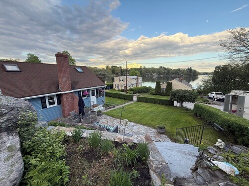 Charming 3-bedroom Lakehouse in Columbia with water views and dock