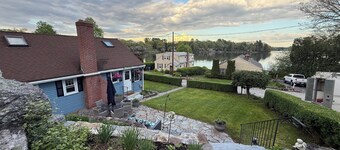 Charming 3-bedroom Lakehouse in Columbia with water views and dock