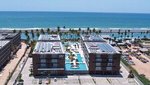 A hotel with a rooftop pool, a beach view, and a parking lot. - Porto Alto Resort, The best option for your vacation! (N. São do Ó)