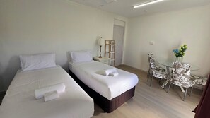 3 chambres, fer et planche à repasser, Wi-Fi, draps fournis