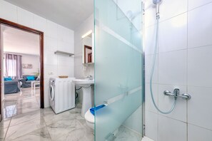 Douche, sèche-cheveux, serviettes fournies, savon