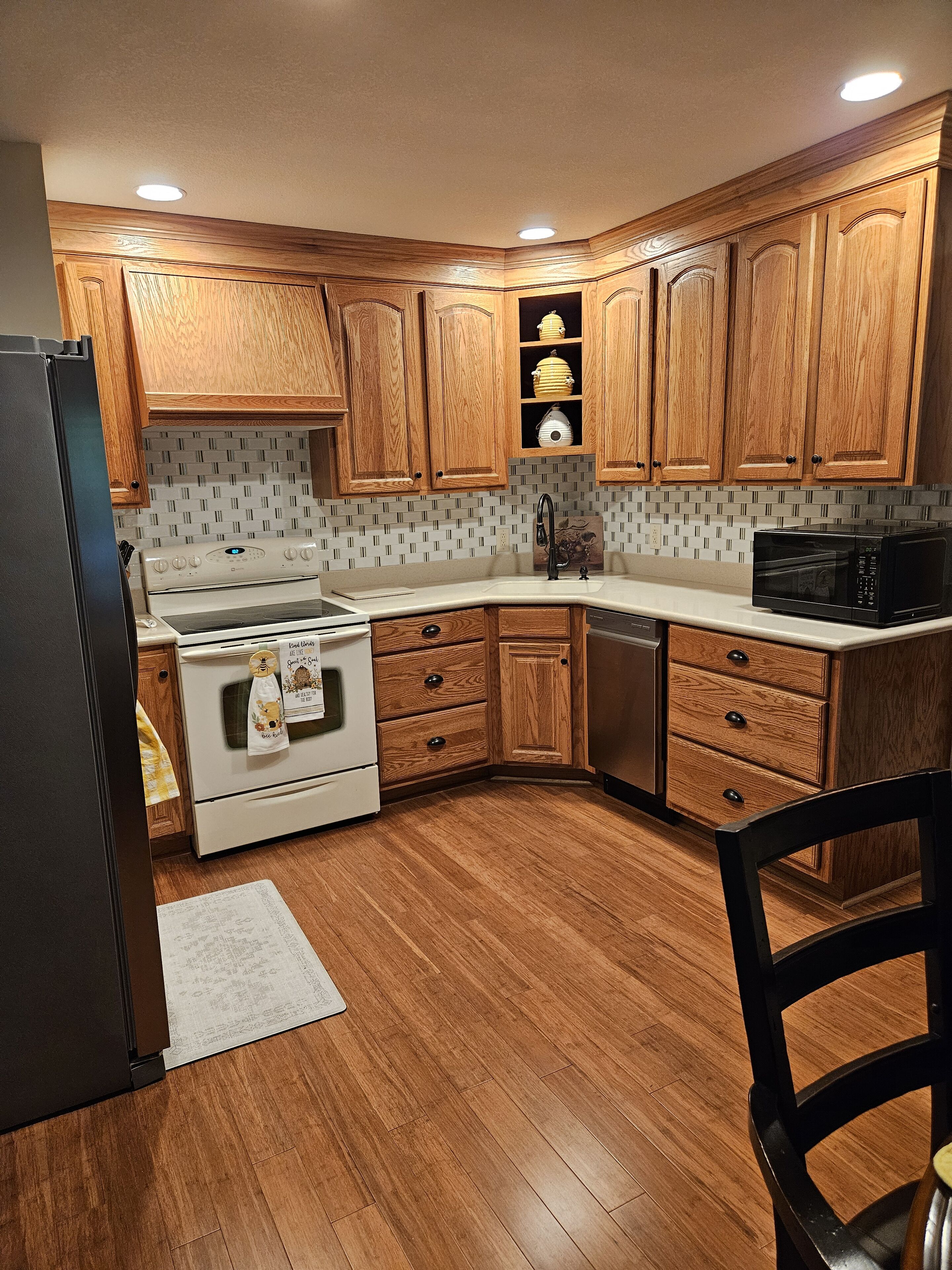 Kühlschrank, Mikrowelle, Herdplatte, Geschirrspüler