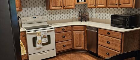 Fridge, microwave, stovetop, dishwasher