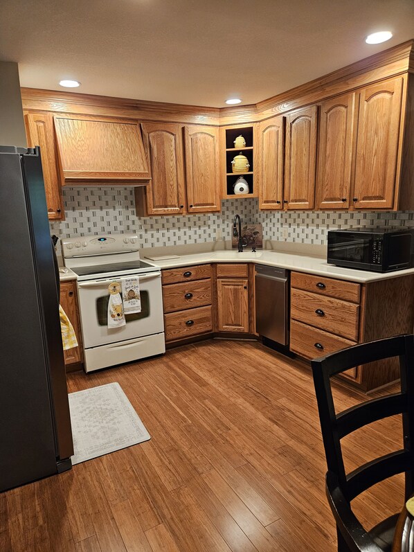 Fridge, microwave, stovetop, dishwasher