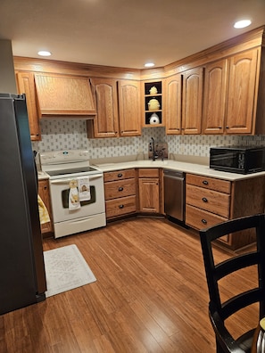 Geladeira, micro-ondas, cooktop, lava-louças