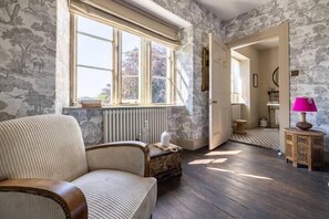 Comfort Room, Patio, Garden View | Living area