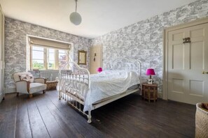 Laptop workspace, free WiFi, bed sheets - Manor Farm - Gorgeous House in Somerset (Shepton Mallet)