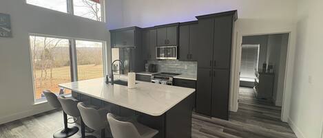 冰箱、微波炉、烤箱、炉灶