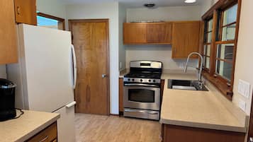 Fridge, microwave, stovetop, dishwasher