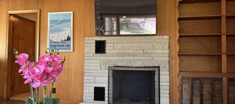Beautiful 2-bedroom house with WiFi and AC in Trail Creek. Large lawn backyard.