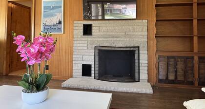 Beautiful 2-bedroom house with WiFi and AC in Trail Creek. Large lawn backyard.