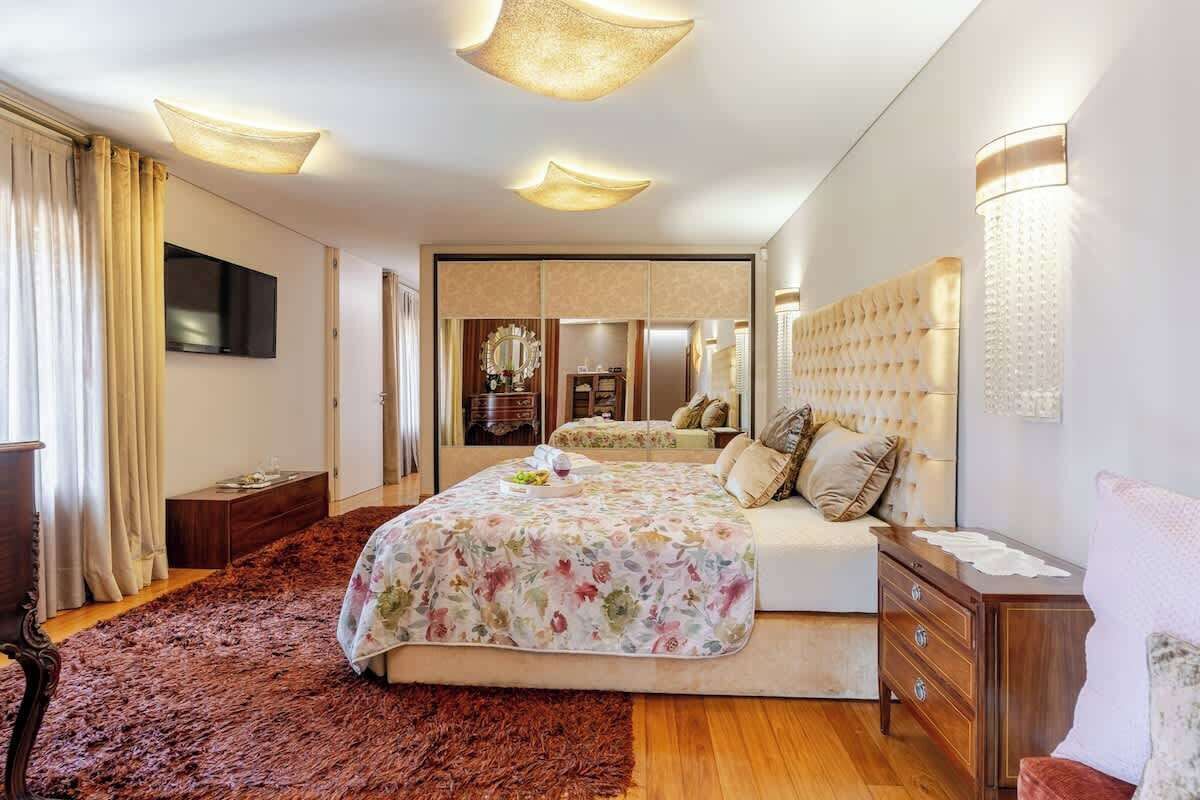 4 dormitorios, tabla de planchar con plancha, cuna de viaje