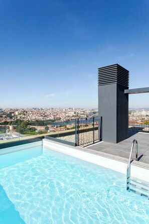 Ein Pool auf dem Dach mit freiem Blick auf die Stadt.