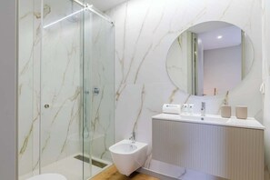 Shower, hair dryer, towels, shampoo - Elegant Studio w/ Balcony & Garage by HostWise (Vila Nova de Gaia)