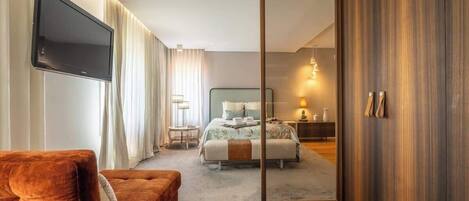 2 dormitorios, tabla de planchar con plancha, cuna de viaje