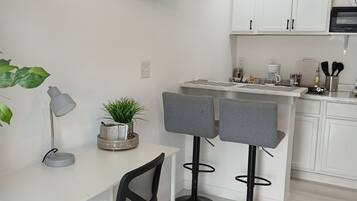 Een koelkast, een magnetron, een kookplaat