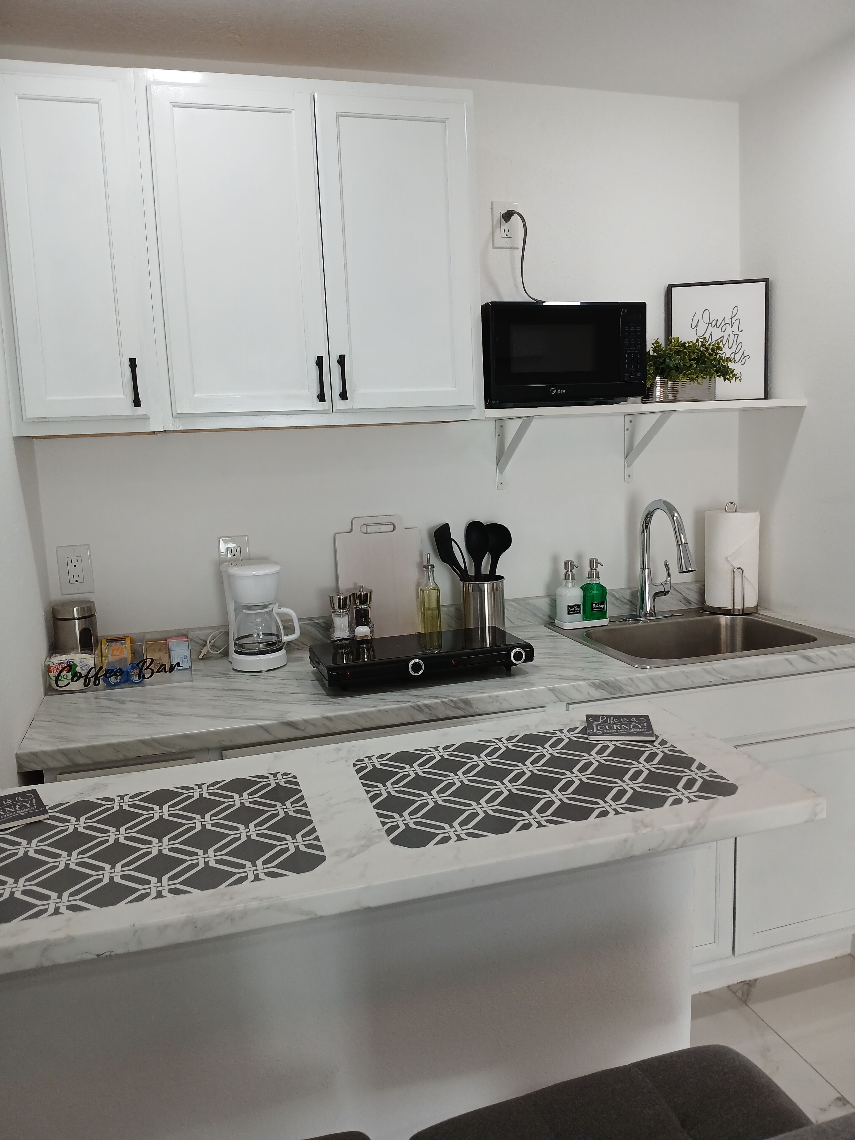 Refrigerador, microondas, parrilla de estufa y cafetera y tetera 