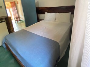 Cortinas blackout, wifi gratis y ropa de cama 