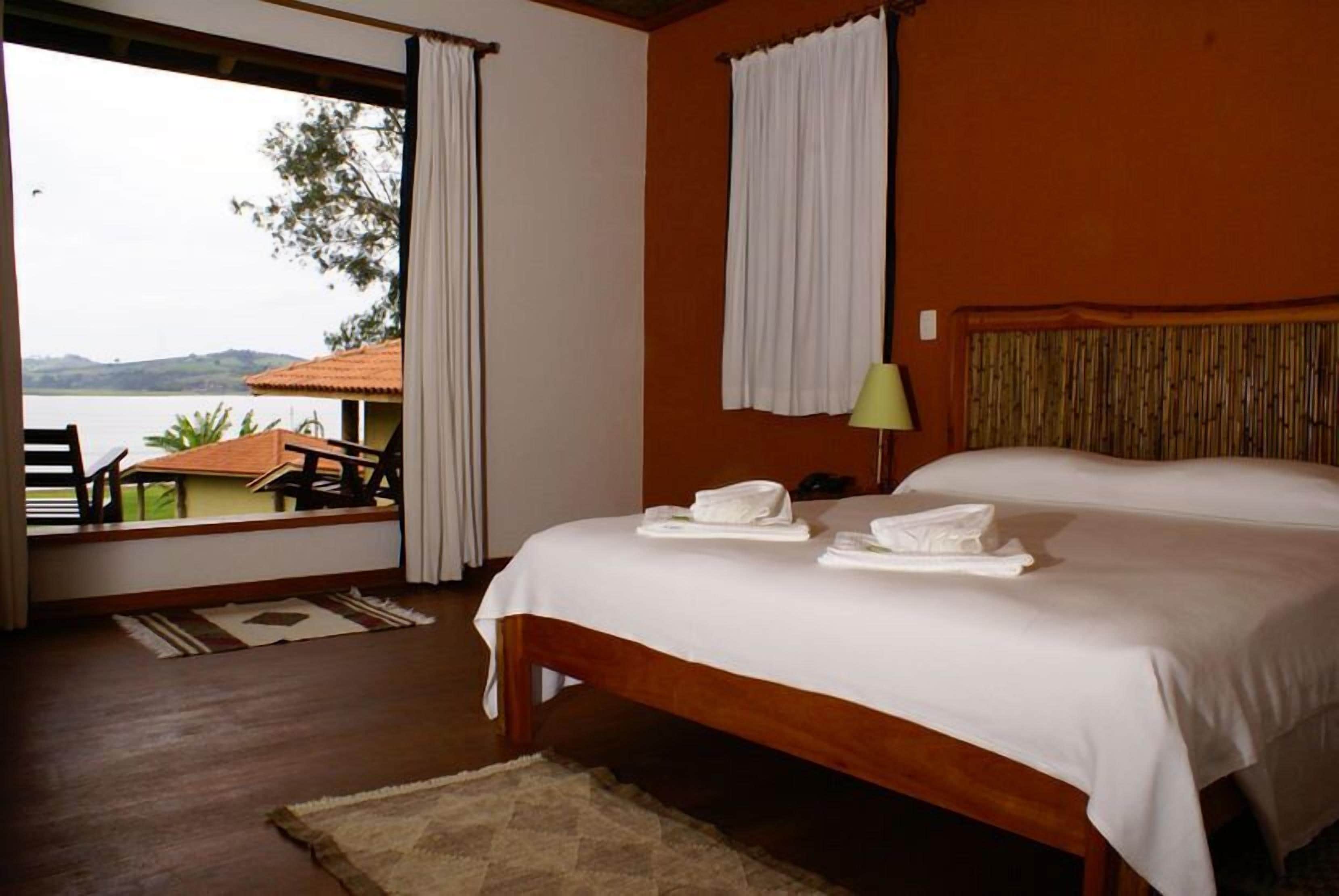 Quarto romântico | Escrivaninha, cortinas blackout, Wi-Fi de cortesia, roupa de cama