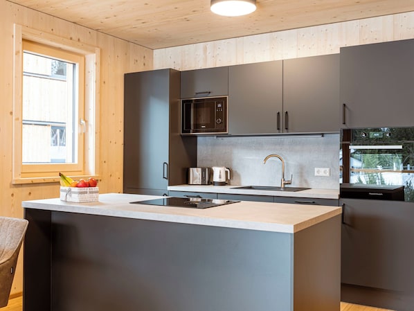 Réfrigérateur, four à micro-ondes, un four, lave-vaisselle