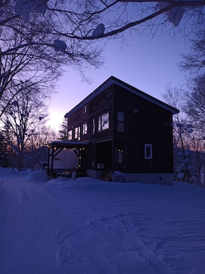Exterior - Quiet Forest Retreat with Mt. Yotei Views - 10 min to Hirafu ski resort (ニセコ町)