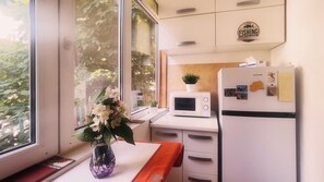 Fridge, oven, stovetop, coffee/tea maker - Aviației Vintage Charm with AC (Bucharest)