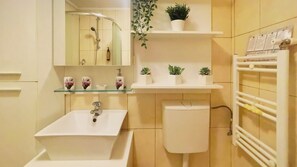 Hair dryer, towels - Aviației Vintage Charm with AC (Bucharest)