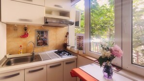 Refrigerador, horno, parrilla de estufa y cafetera y tetera 
