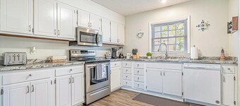  Peaceful 3-bedroom Coastal Haven located 5 mins from the beach in Myrtle Beach