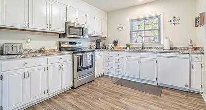 Peaceful 3-bedroom Coastal Haven located 5 mins from the beach in Myrtle Beach