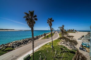 On the beach - Oceanfront * Penthouse * Views Galore * A/C * Pets OK! (San Diego)